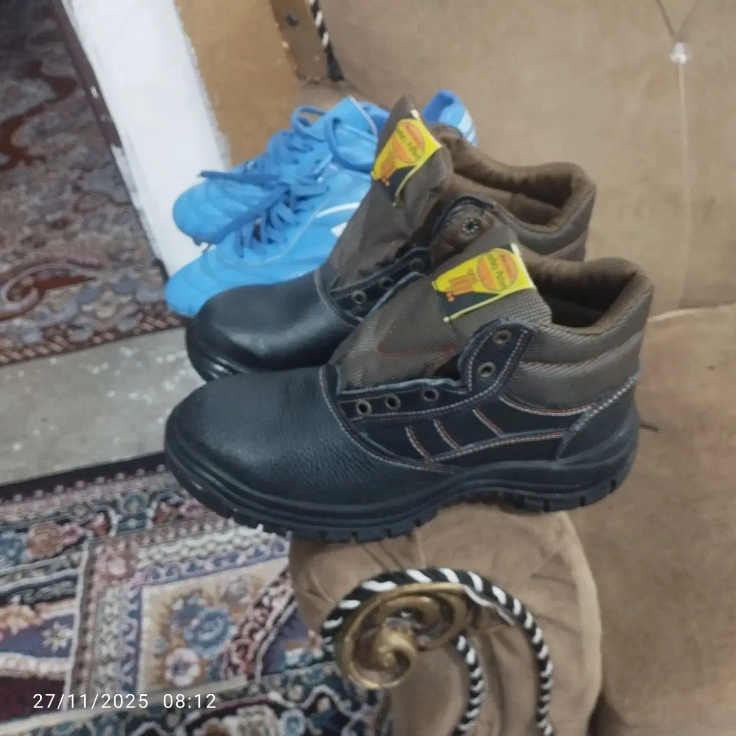 یک جفت کشوری ورزشی یک جفت کفش کار|کیف، کفش، کمربند|باغ ملک, |دیوار