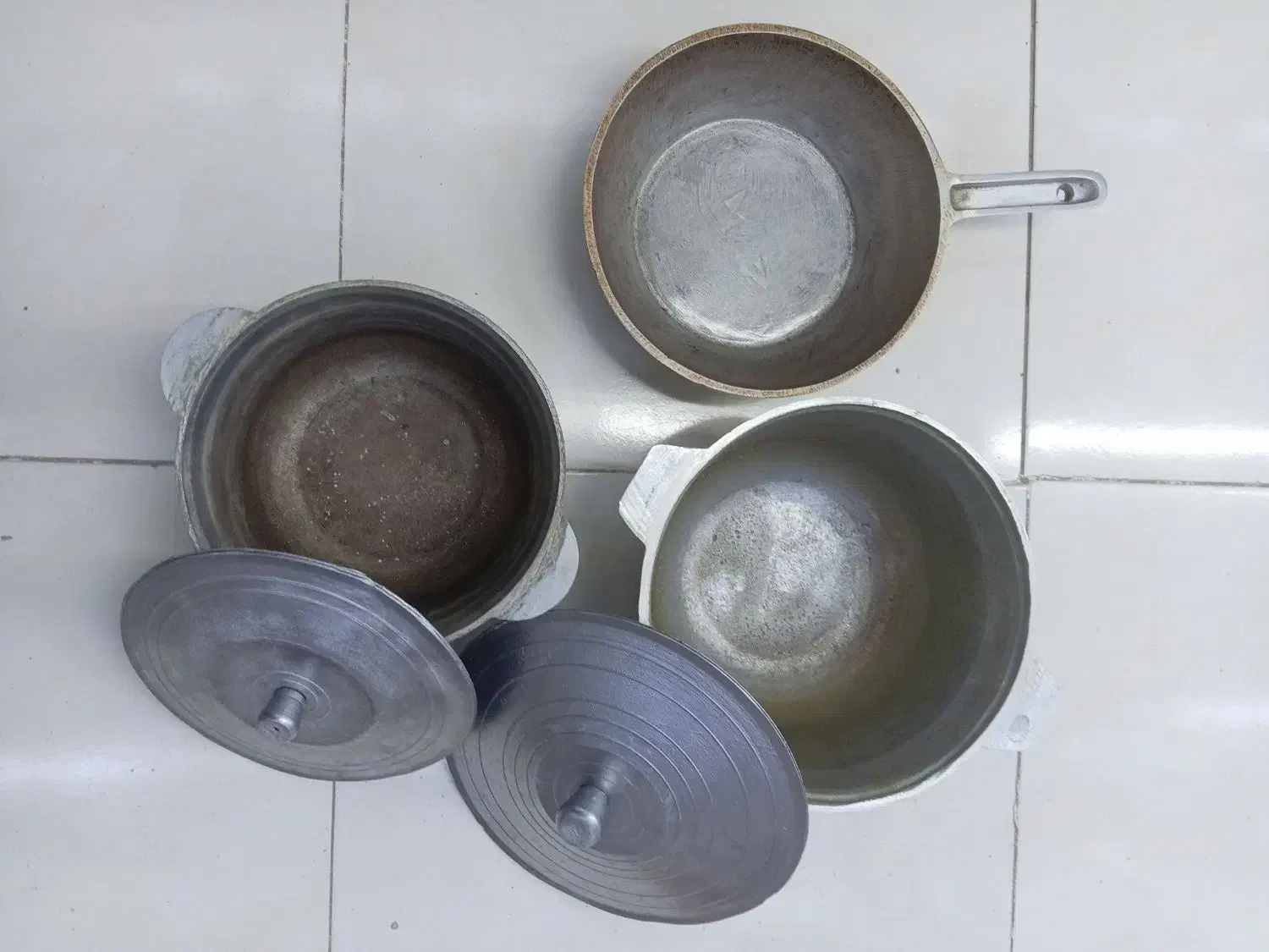 دوتا قابلمه و یک عدد تا چدن ریخته گری|ظروف پخت‌وپز|سبزوار, پاسداران|دیوار