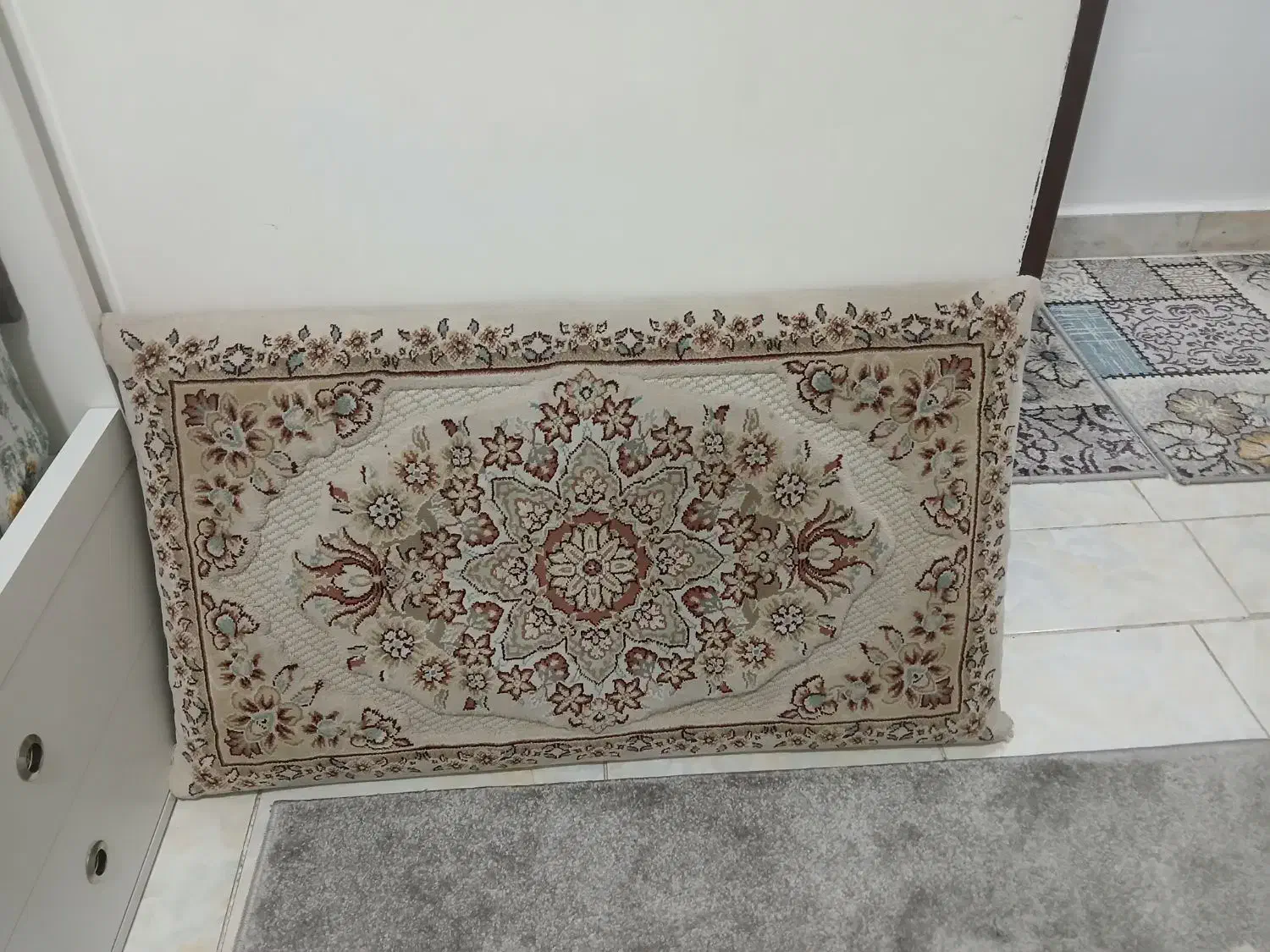 به علت جابه جایی|فرش|خشکبیجار, |دیوار