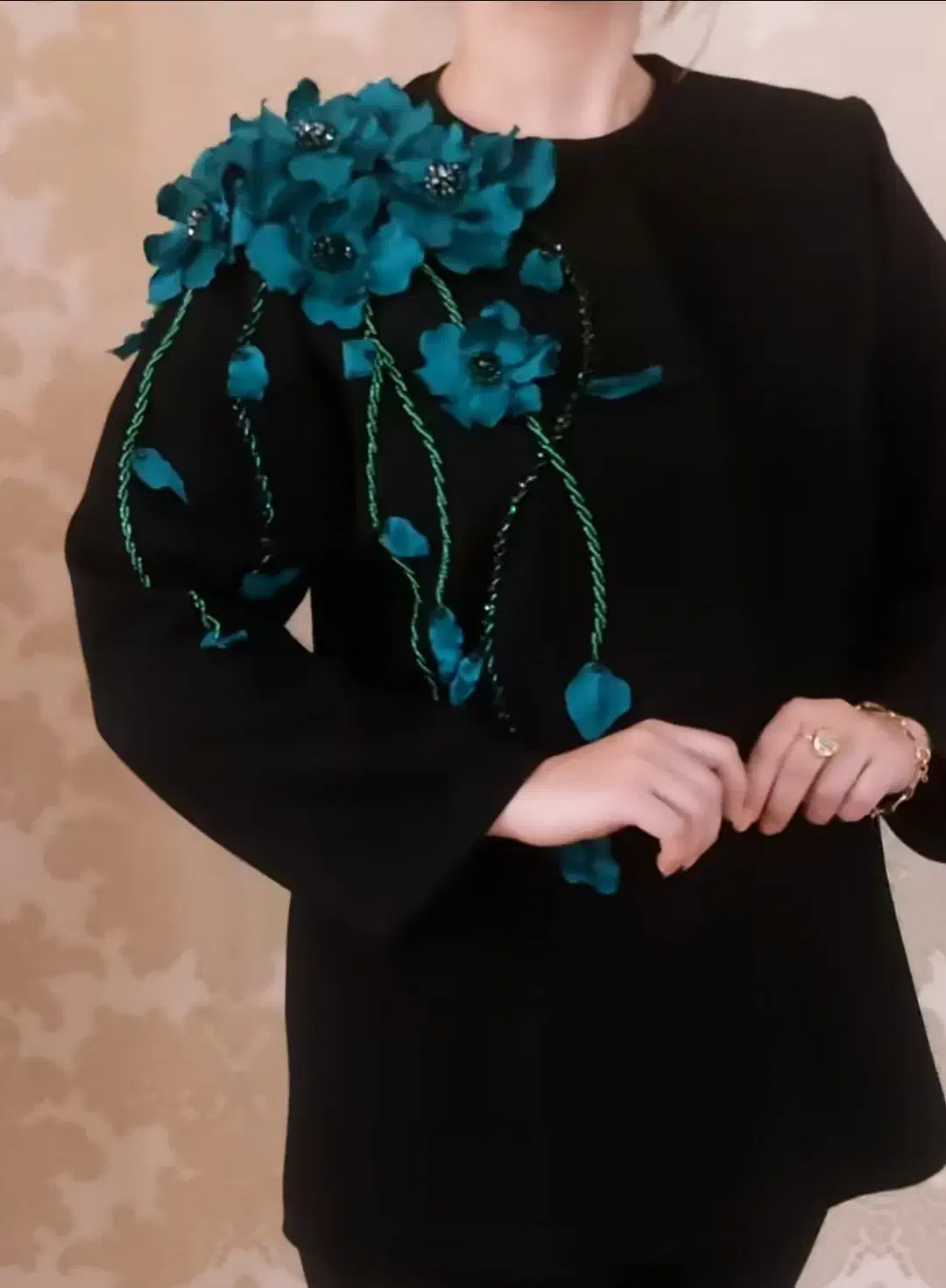 مانتو کارشده|لباس|میانه, |دیوار