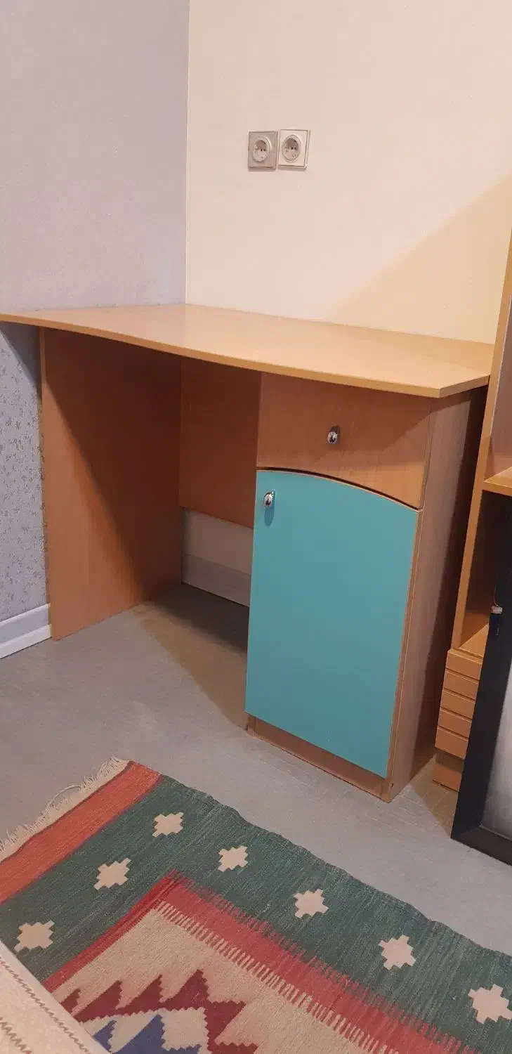 میز تحریر|میز تحریر و کامپیوتر|شیراز, سینما سعدی|دیوار