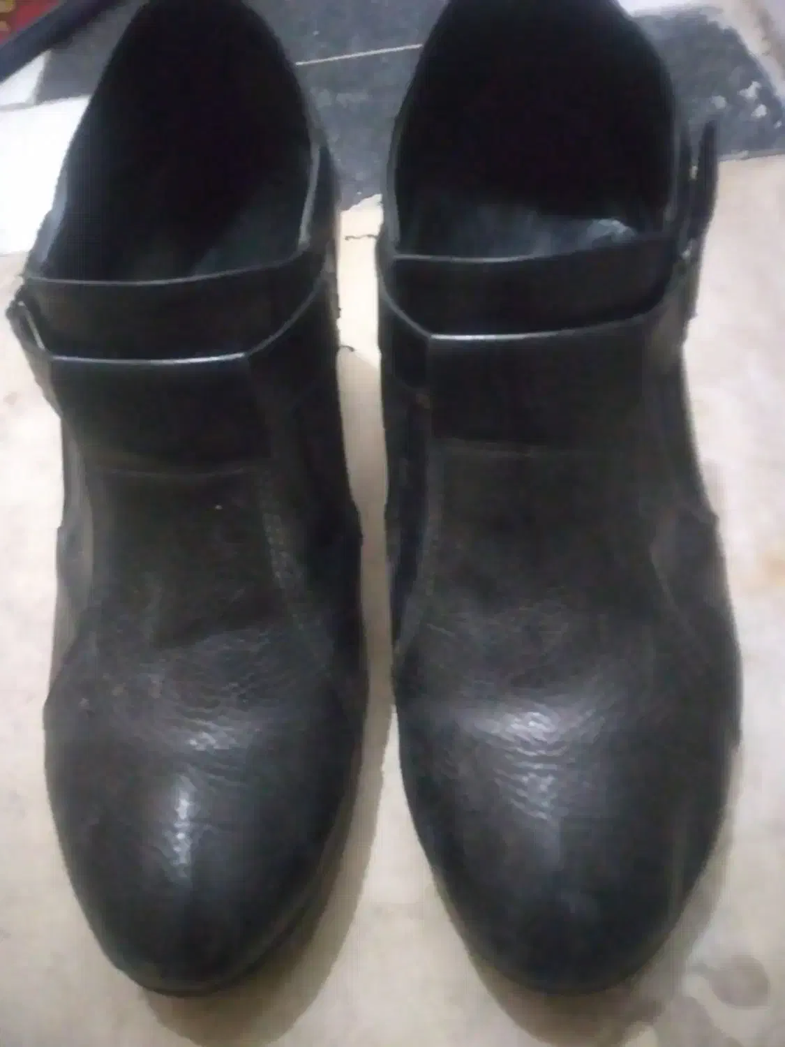 دوعدد کفش|کیف، کفش، کمربند|خوی, |دیوار