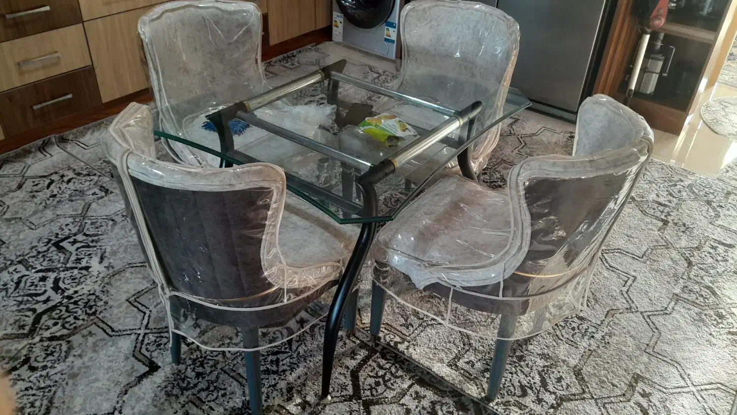 میز غذاخوری ۴نفره باصندلی راحتی|میز و صندلی غذاخوری|خرمدره, |دیوار