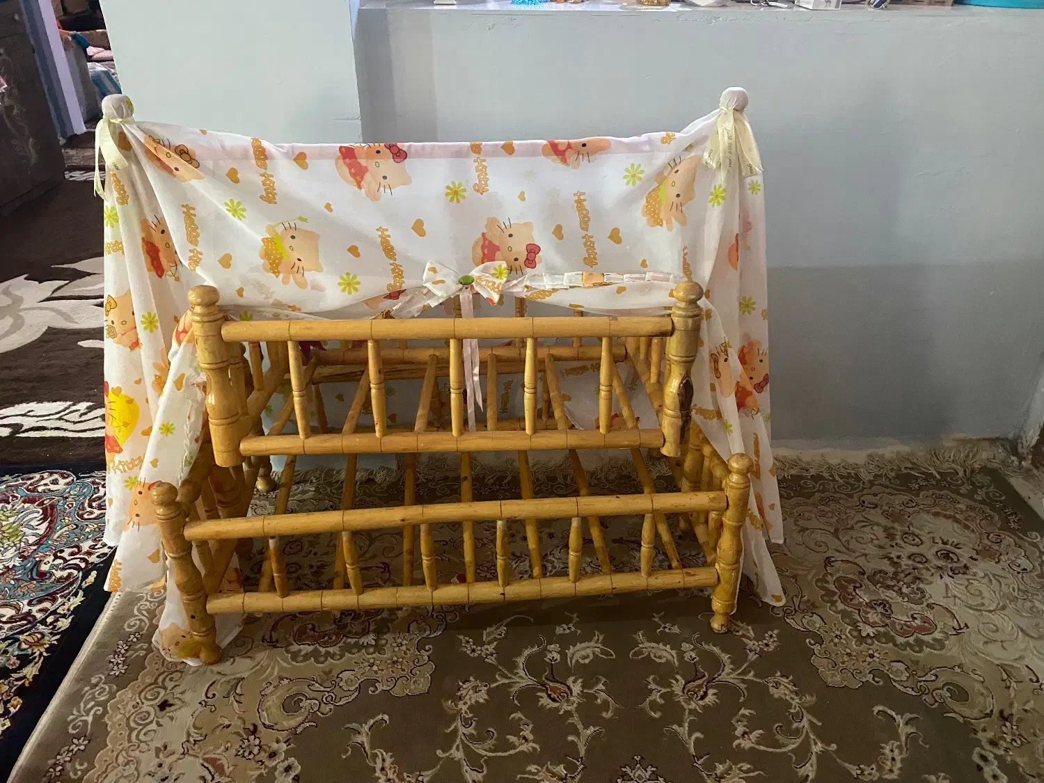 گهواره چوبی ۵۰۰تومن|تخت و صندلی بچه|خرمشهر, |دیوار