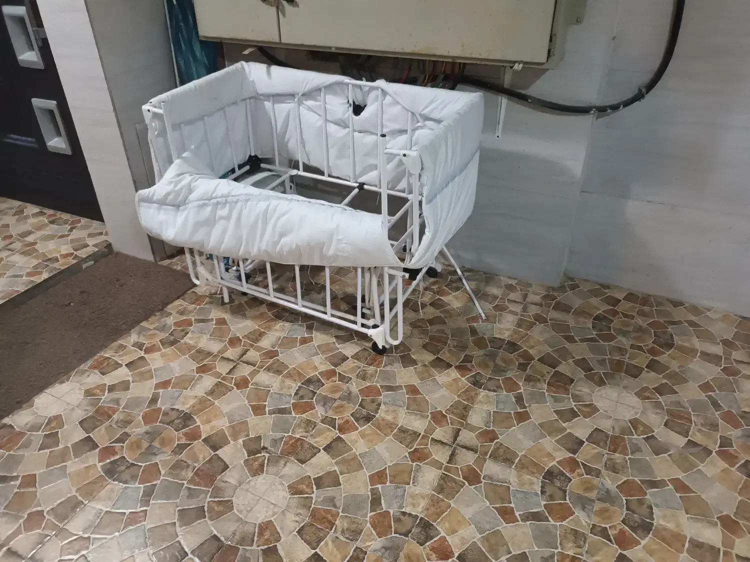 تخت نوزادهمراه|تخت و صندلی بچه|رشت, گیل|دیوار