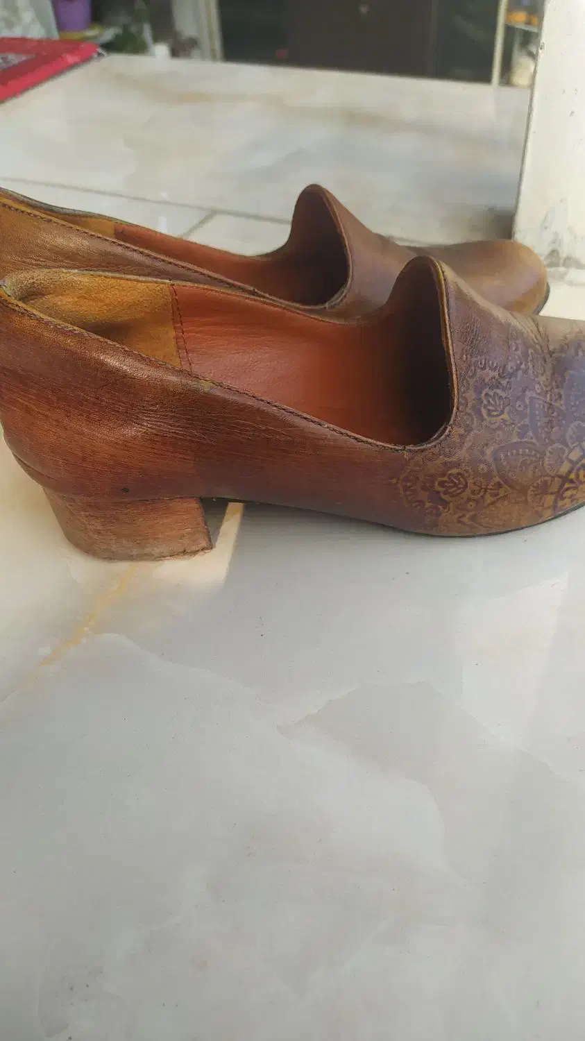 کفش|کیف، کفش، کمربند|سنگر, |دیوار