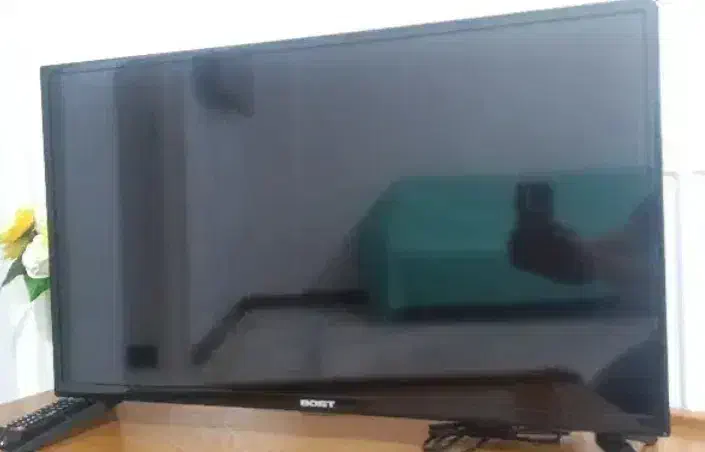 bost 43 inch|تلویزیون و پروژکتور|بیجار, |دیوار