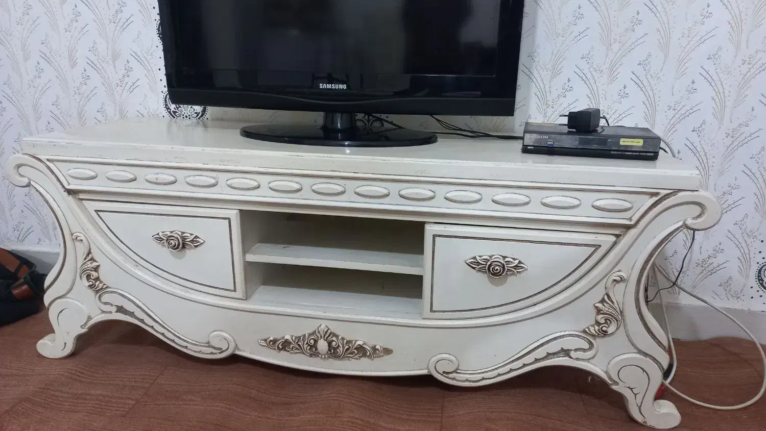 تلویزیون و میز تلویزیون بسیار سالم و شیک|یخچال و فریزر|اردبیل, |دیوار