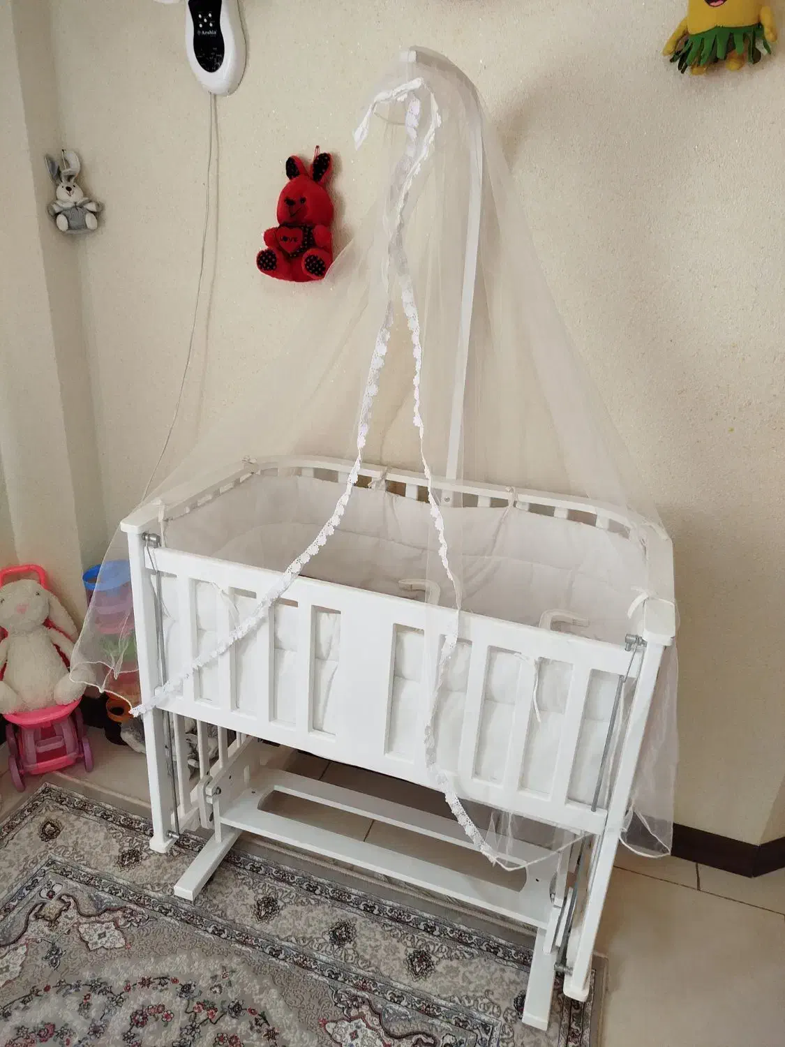 تخت نوزادی گهواره ایی کاملا سالم نو نو|تخت و صندلی بچه|پرند, فاز ۶|دیوار