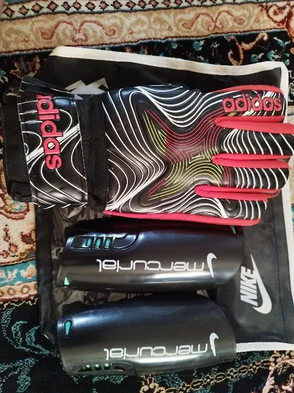 دستکش دروازه بانی آدیداس و ساق بند|ورزش‌های توپی|شاهدشهر, |دیوار