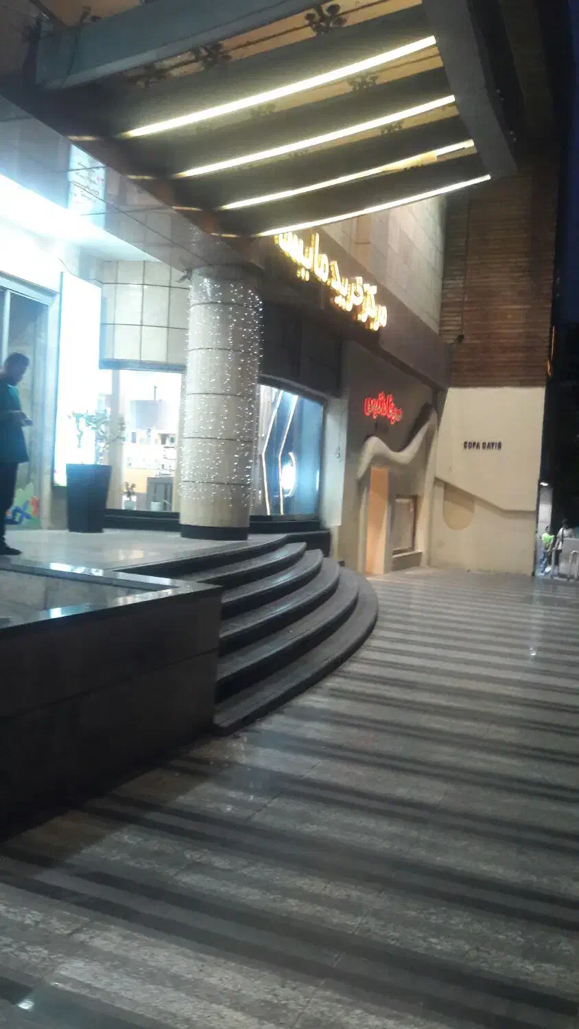 هروی بر اصلی مغازه ۴۵متری مناسب فست فود یاکافی شاپ|اجارهٔ مغازه و غرفه|تهران, هروی|دیوار