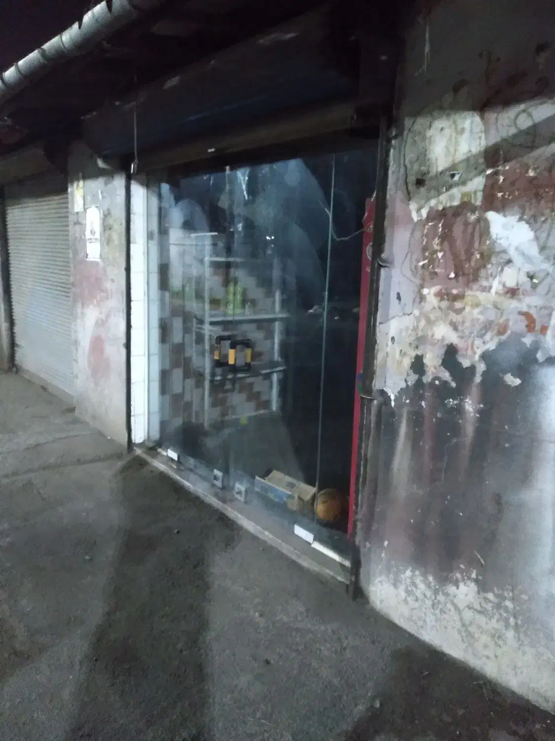 یه باب مغازه خالی ولی قفسه زده آماده سپر مارکت|اجارهٔ مغازه و غرفه|رودسر, |دیوار