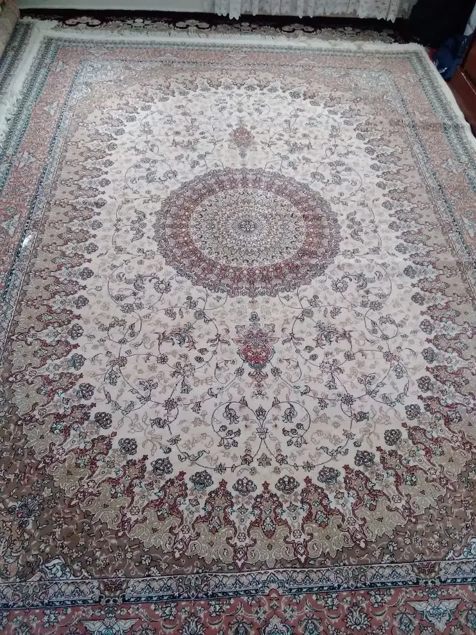 فرش کرم در حد نو|فرش|بروجرد, |دیوار