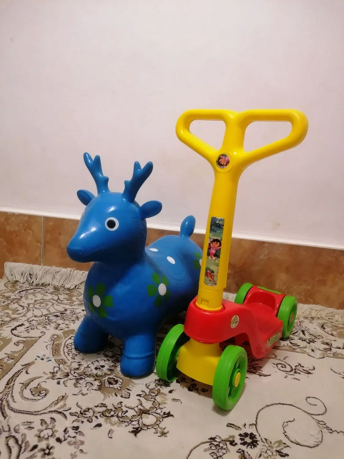 اسب بادی.|اسباب‌بازی بچه|شیراز, گل سرخ|دیوار