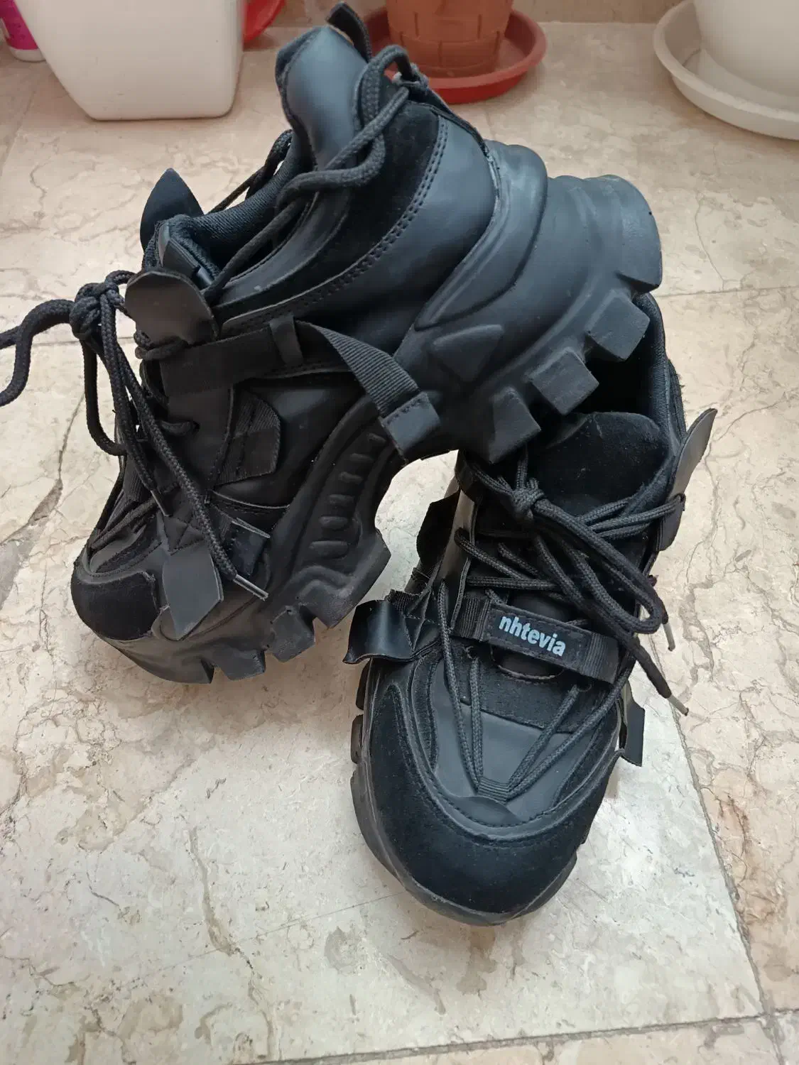 کفش لجدار|کیف، کفش، کمربند|نیشابور, گنبد سبز|دیوار