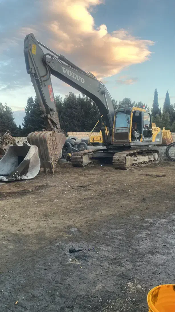 بیل ولو ۲۱۰ مدل ۲۰۰۶ خیلی کم کار|خودرو سنگین|اصفهان, آبشار|دیوار