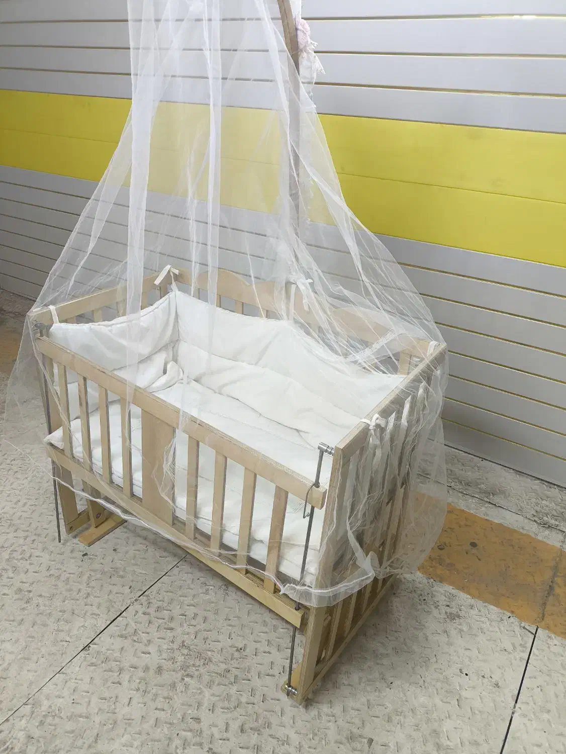 تخت نوزاد کنار مادر گهواره ای|تخت و صندلی بچه|اردبیل, |دیوار