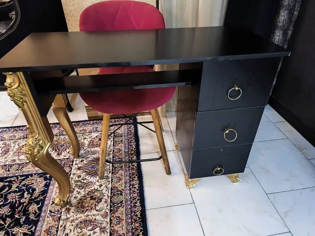 میز کاشت ناخن بسیار تمیز به همراه صندلی|آرایشگاه و سالنهای زیبایی|اندیشه, اندیشه فاز ۶|دیوار