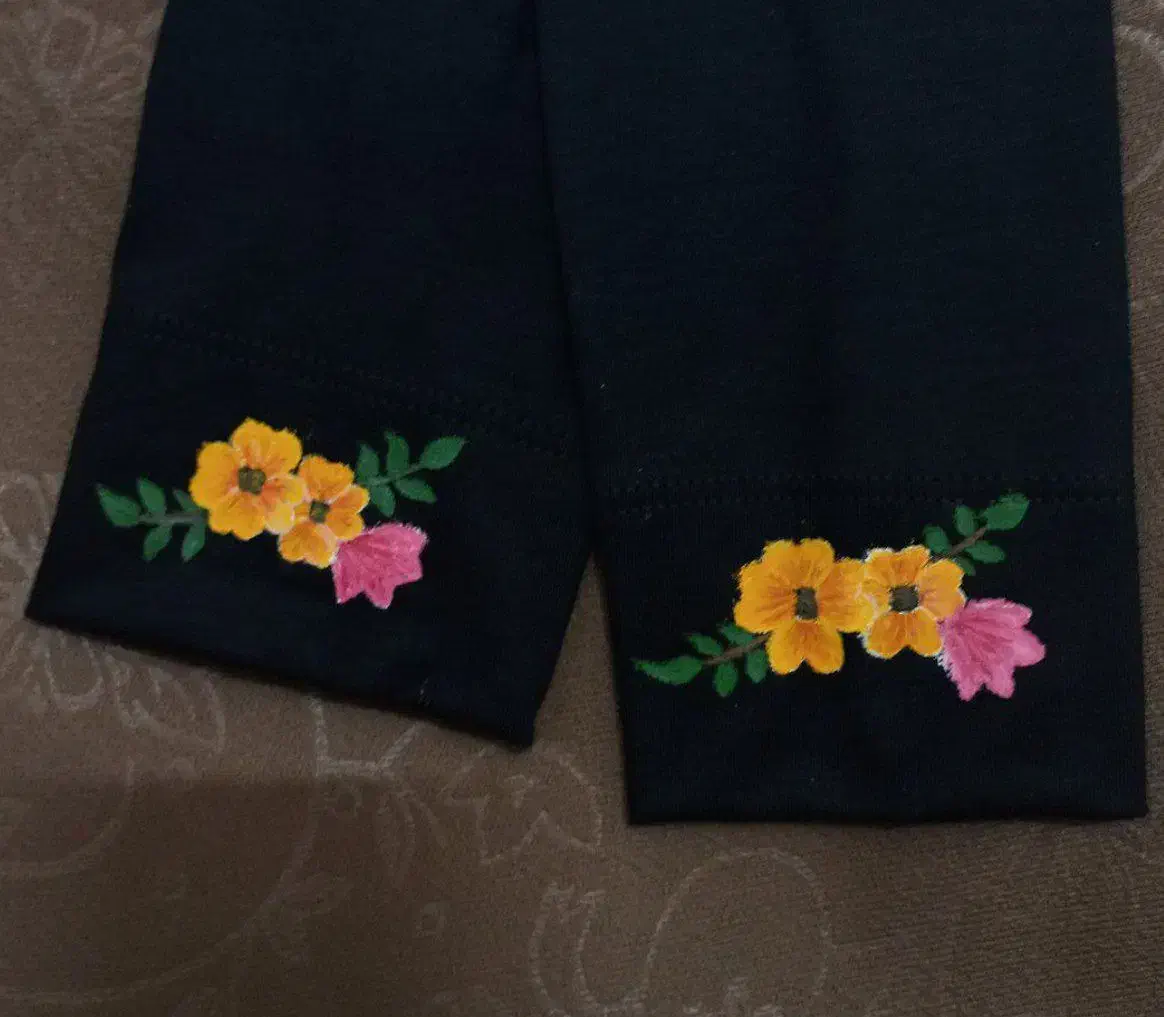 ساق دست مشکی(نقاشی شده)|لباس|مشهد, انقلاب|دیوار