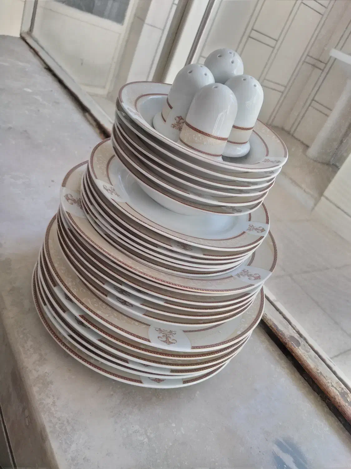 ظرف پذیرایی|ظروف سرو و پذیرایی|نجف‌آباد, قلعه سفید|دیوار