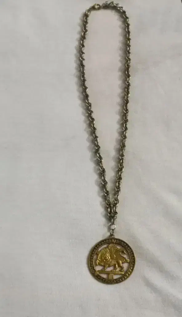 گردبند شیر خورشید|کلکسیون اشیاء عتیقه|گرگان, |دیوار