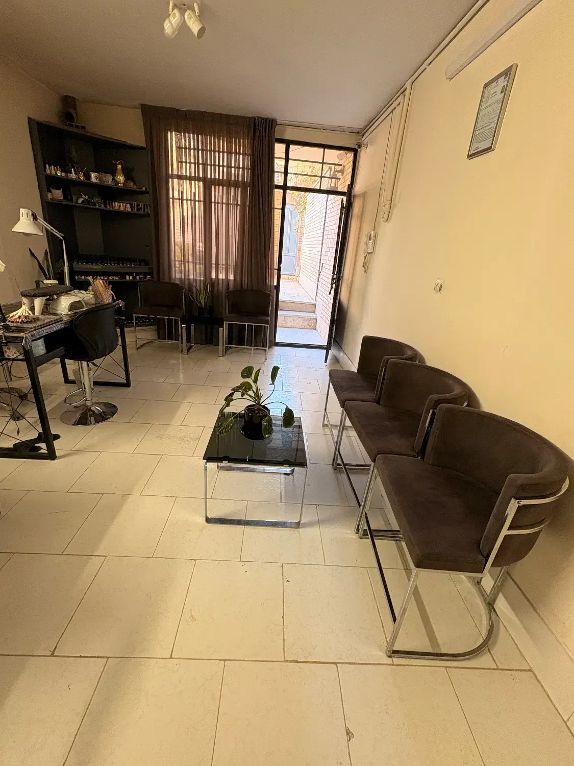 صندلی ناخن در آموزشگاه تخصصی|اجارهٔ دفتر کار، اتاق اداری، مطب|اصفهان, رحیم‌آباد|دیوار