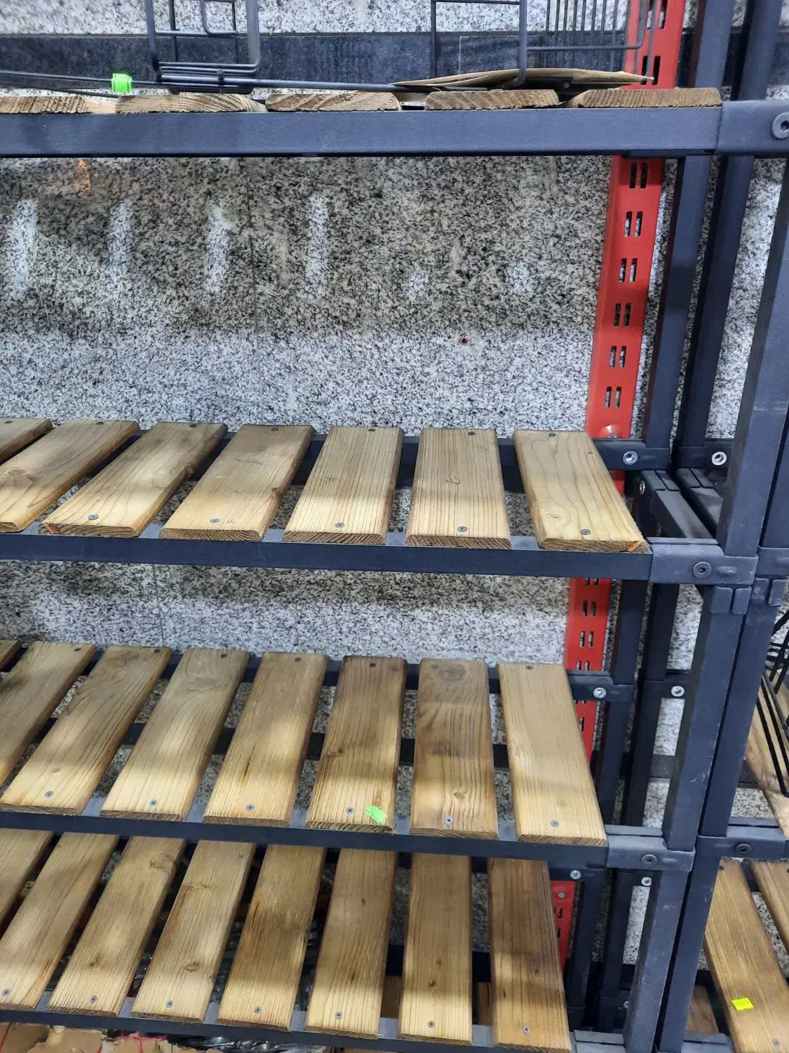 تعدادی استند چوبی زیر قیمت|کتابخانه، شلف، قفسه‌های دیواری|تهران, افسریه شمالی|دیوار