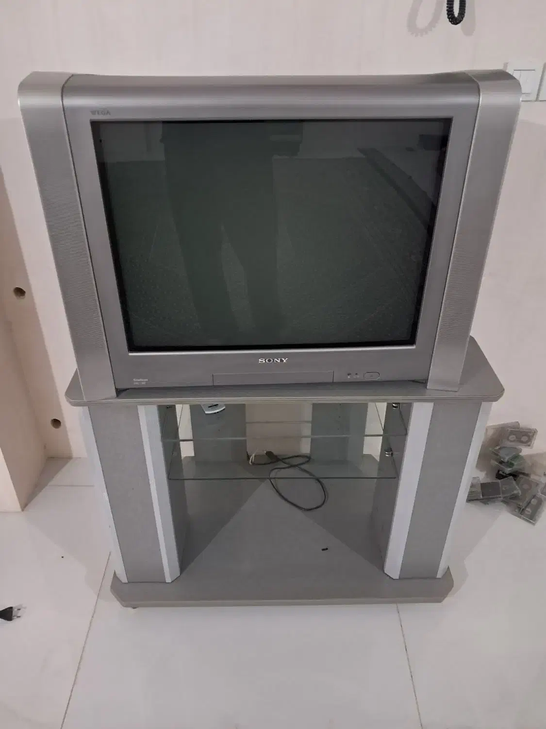 تلویزیون سونی۲۹ با میز|تلویزیون و پروژکتور|پیر بکران, |دیوار