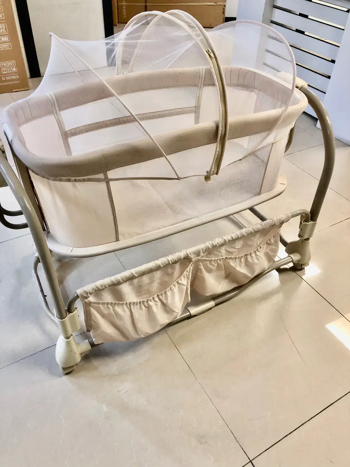 تخت کنار مادر برقی|تخت و صندلی بچه|کرج, باغ سیب|دیوار