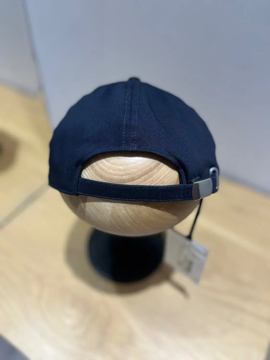 Ice berg کلاه|لباس|تهران, آبشار تهران (دریاچه)|دیوار