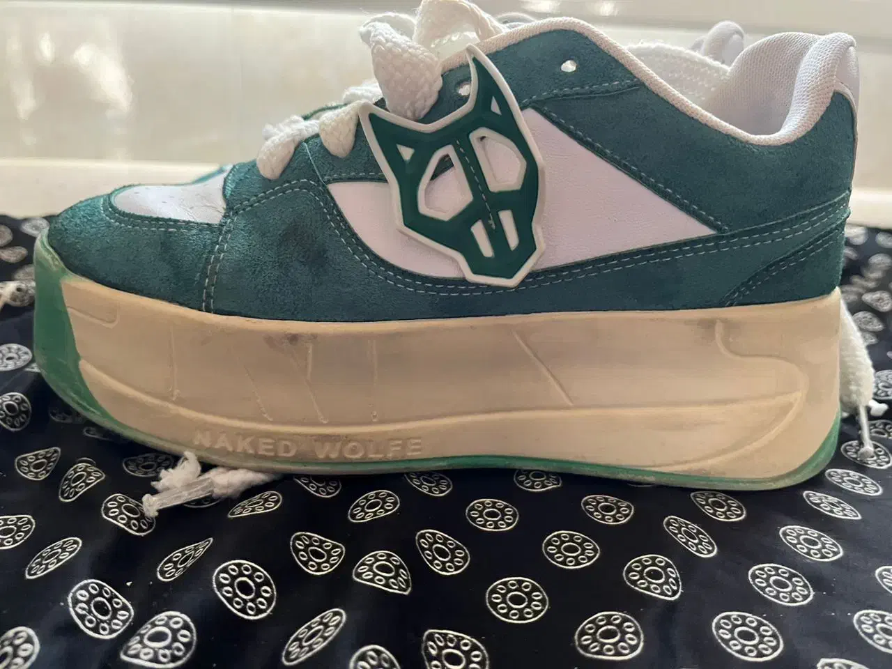 کفش|کیف، کفش، کمربند|اصفهان, شاهد|دیوار