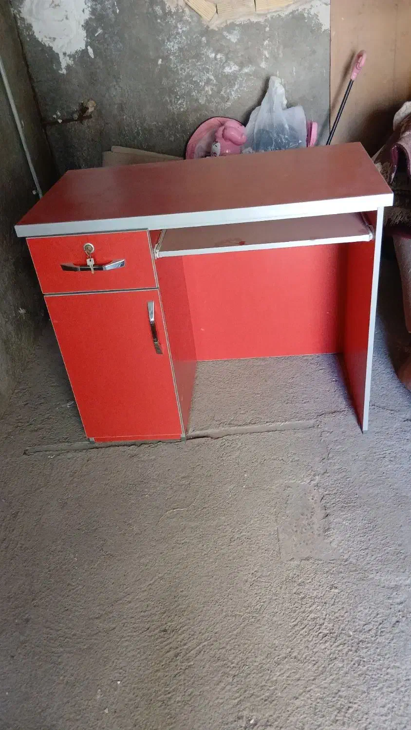 میز تحریر|میز تحریر و کامپیوتر|میانه, |دیوار