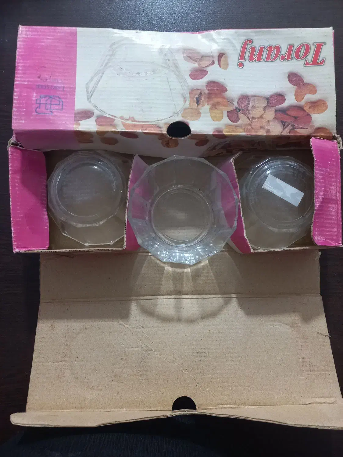 تعدادی ظرف نو با جعبه|ظروف سرو و پذیرایی|لاهیجان, کوی خزر|دیوار