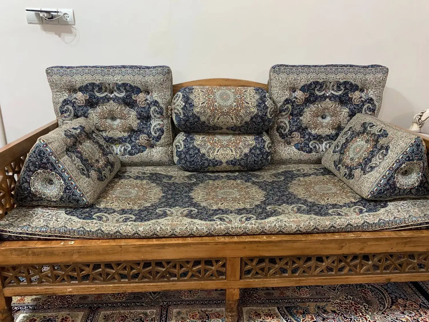 تخت|تخت و سرویس خواب|تربت‌حیدریه, باغ ملی|دیوار