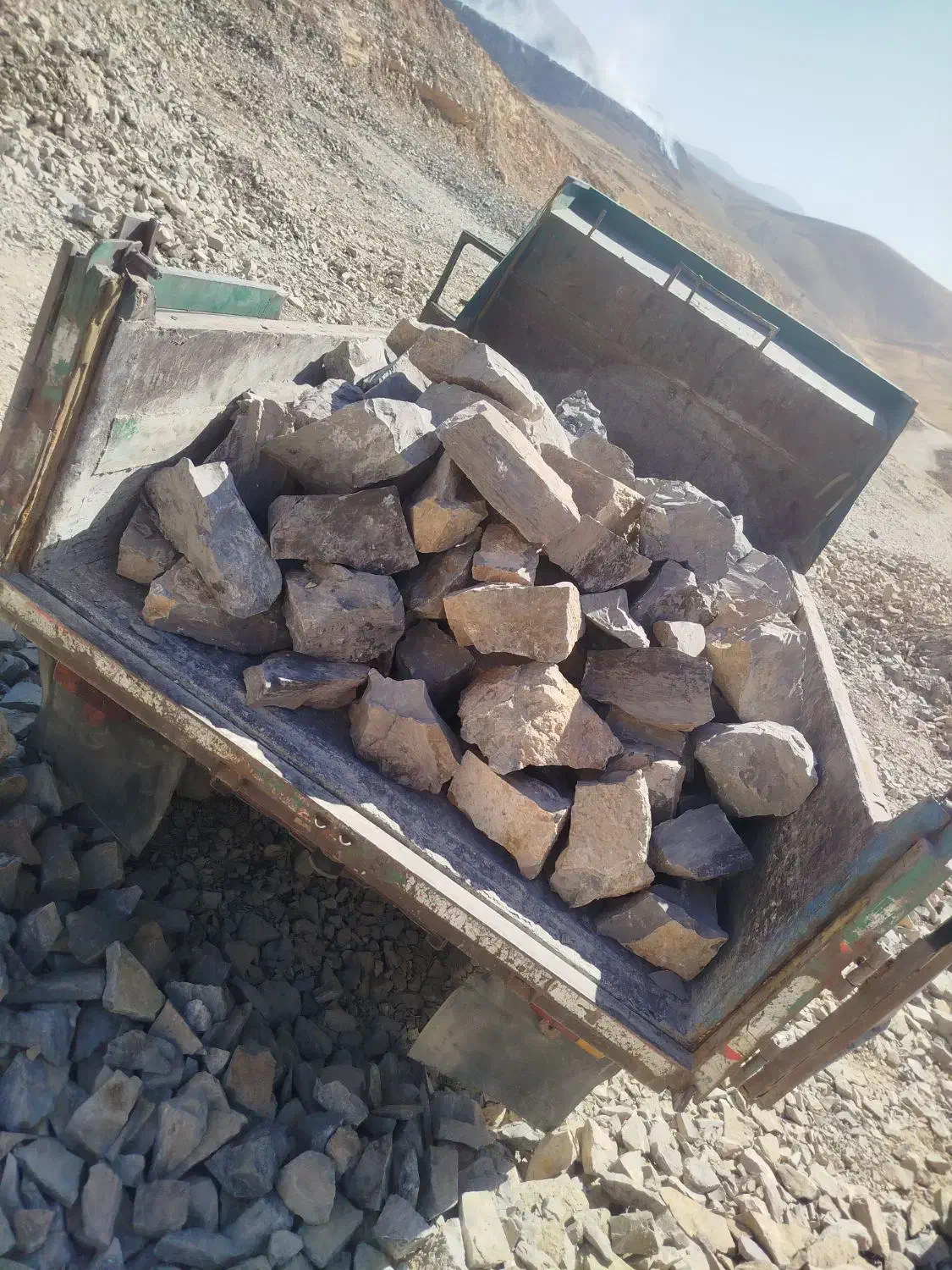 کار با کمپرسی 911ماسه سنگ پوکه|خدمات حمل و نقل|کرمانشاه, |دیوار