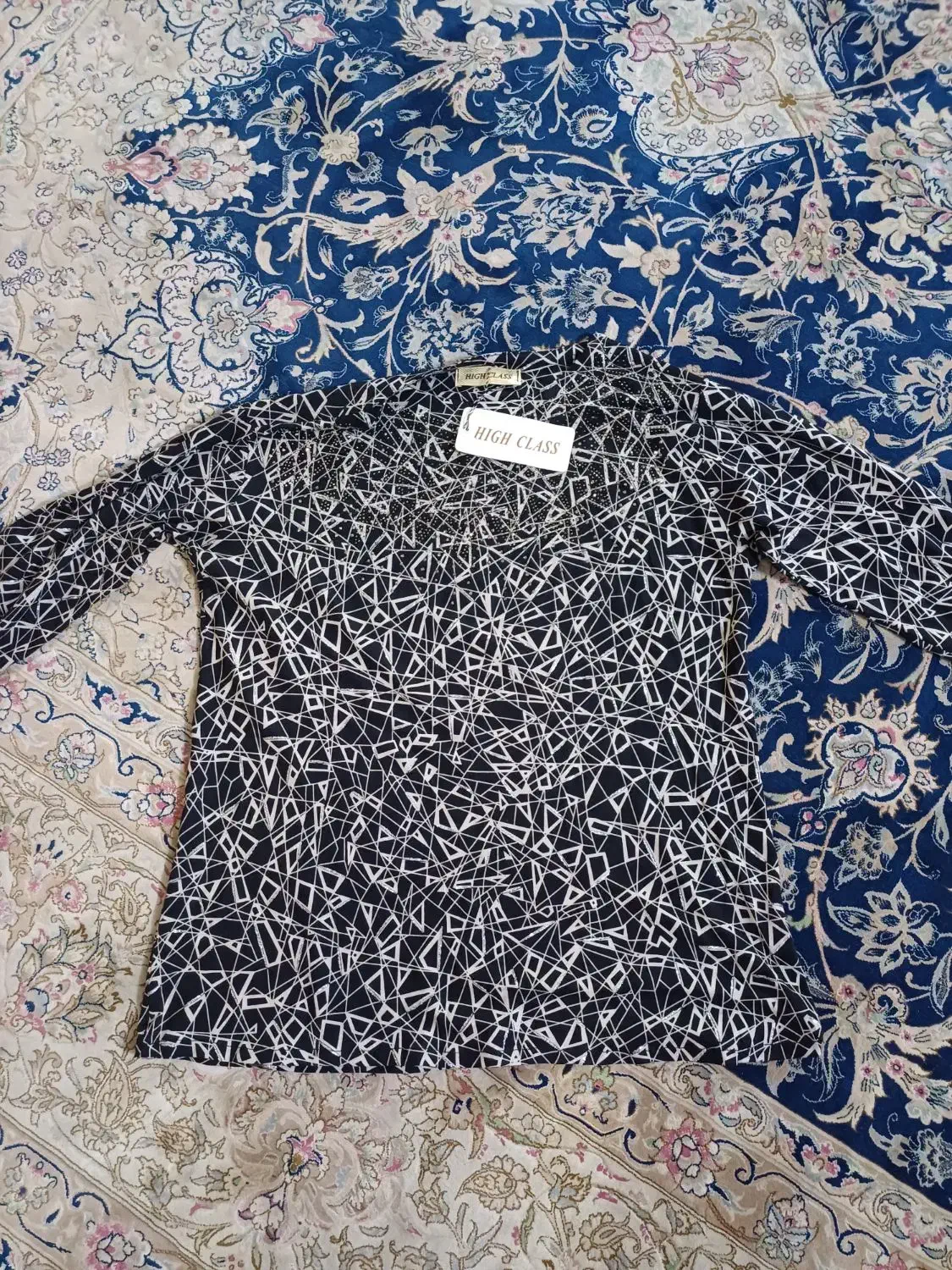 دوتا لباس نو ومجلسی،|لباس|رباطکریم, رباطکریم|دیوار