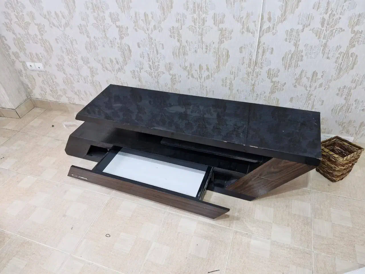 میز تلویزیون مدرن هایگلس (ترکیب مشکی و طرح چوب)|میز تلویزیون|گرگان, |دیوار