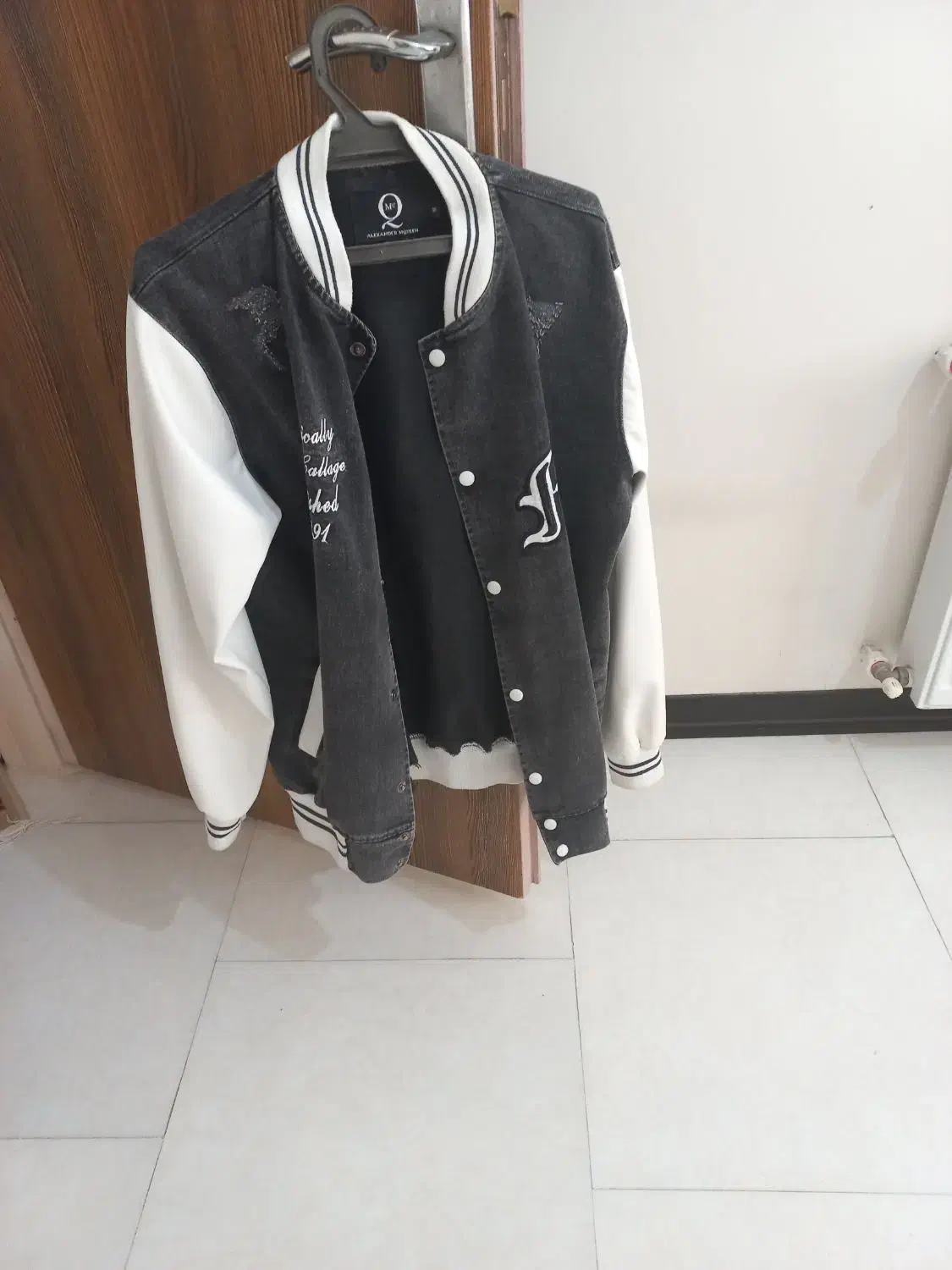 کاپشن|لباس|قدس, شهرقدس|دیوار