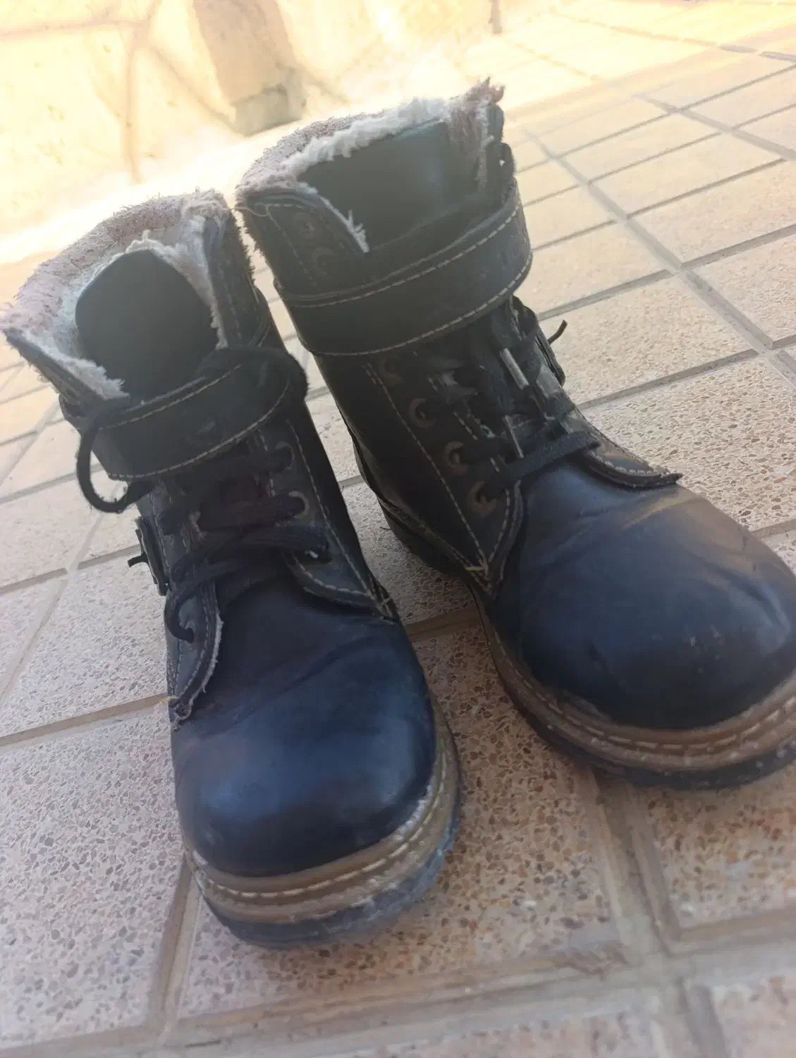 کفش|کیف، کفش، کمربند|نقده, |دیوار