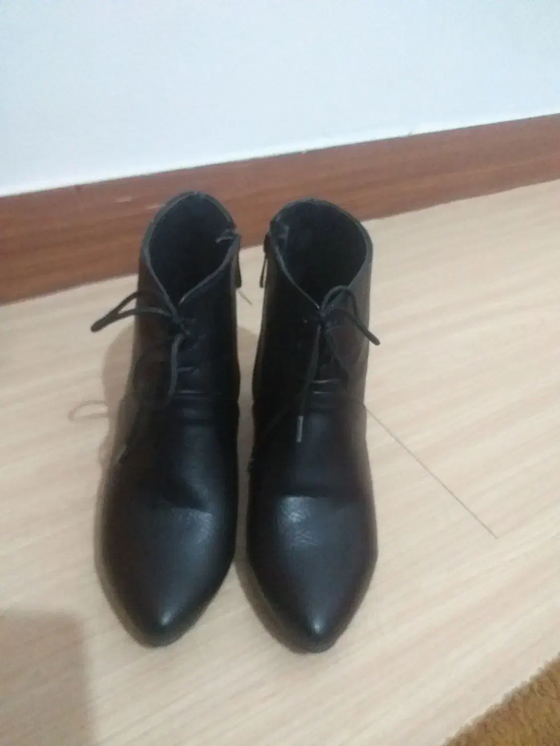 کفش|کیف، کفش، کمربند|آستانه اشرفیه, |دیوار