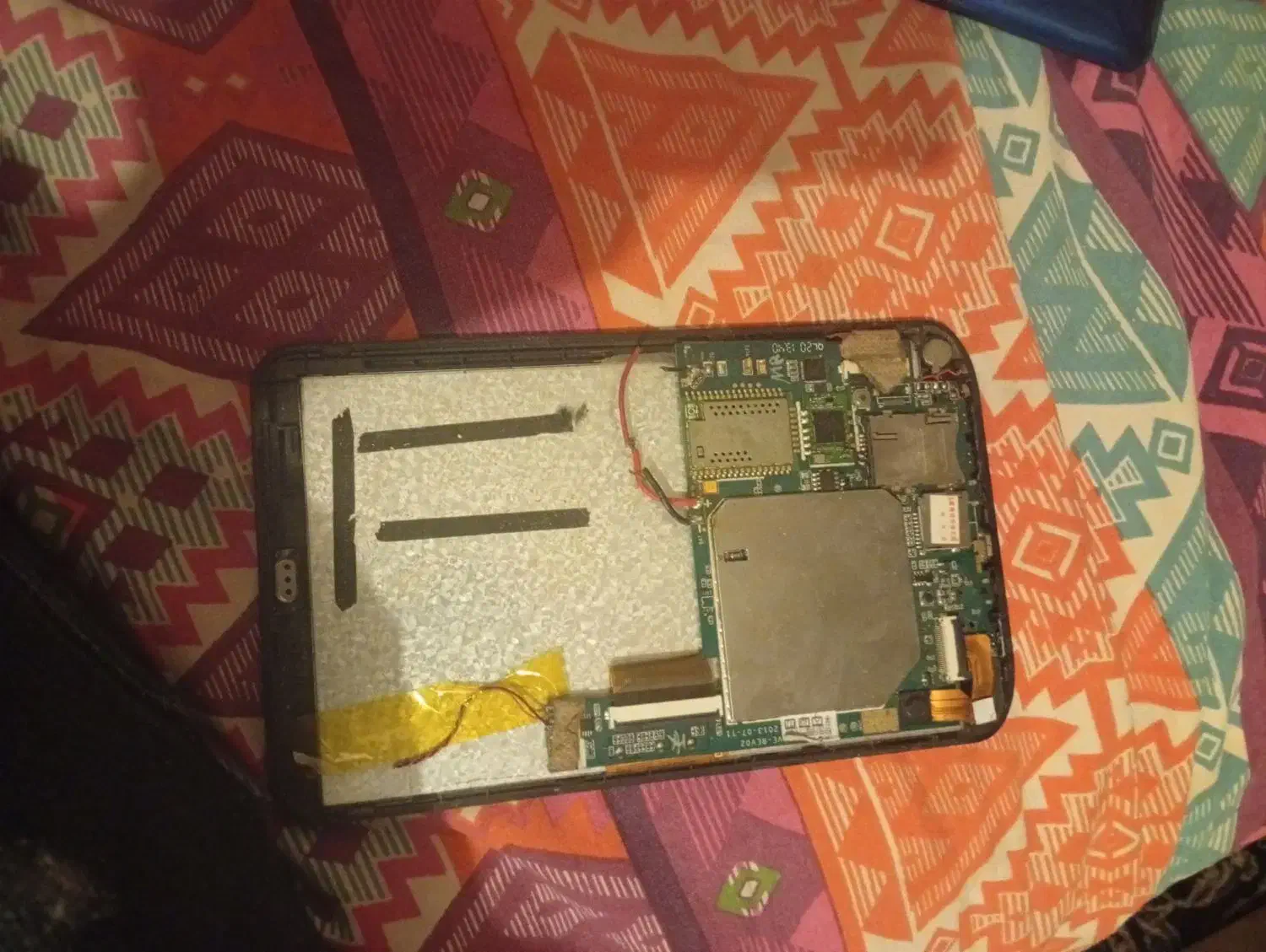 تبلت|تبلت|شیراز, گل سرخ|دیوار