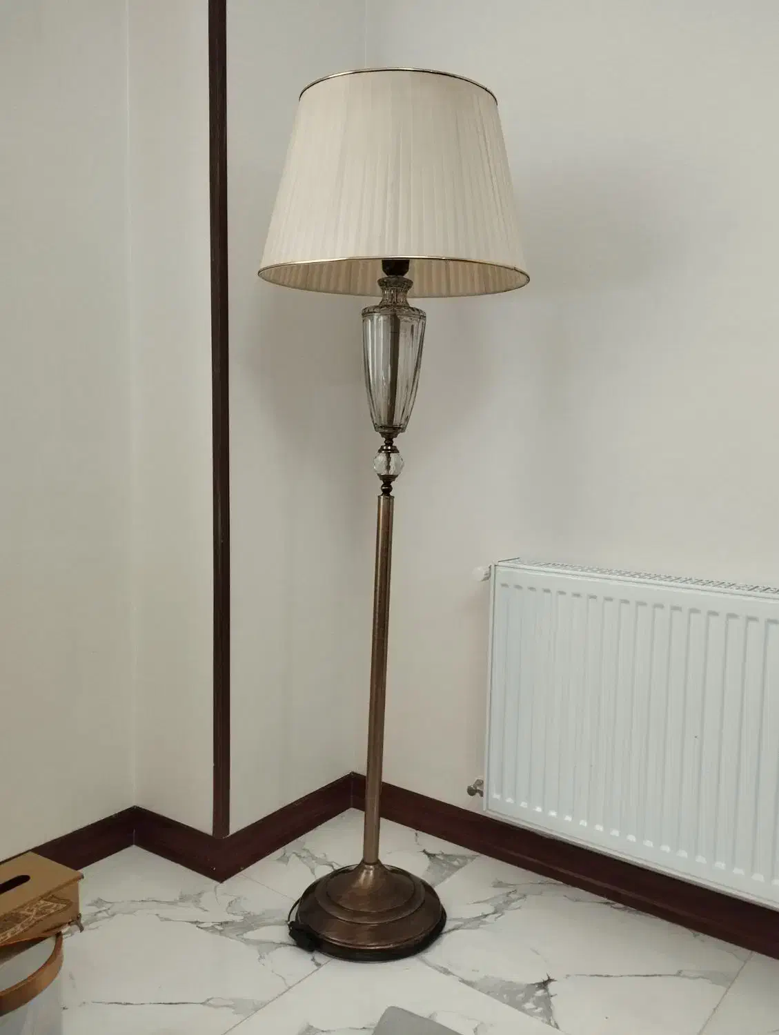 آباژور کنار سالنی|چراغ خواب و آباژور|کهریزک, |دیوار