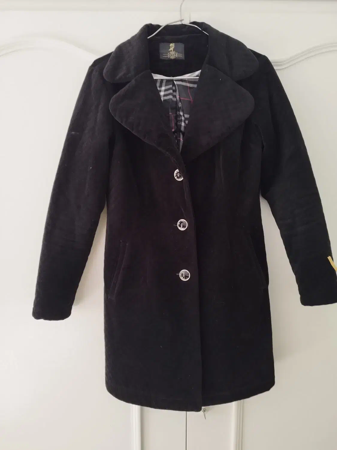 تعدادی پالتو|لباس|بروجرد, |دیوار