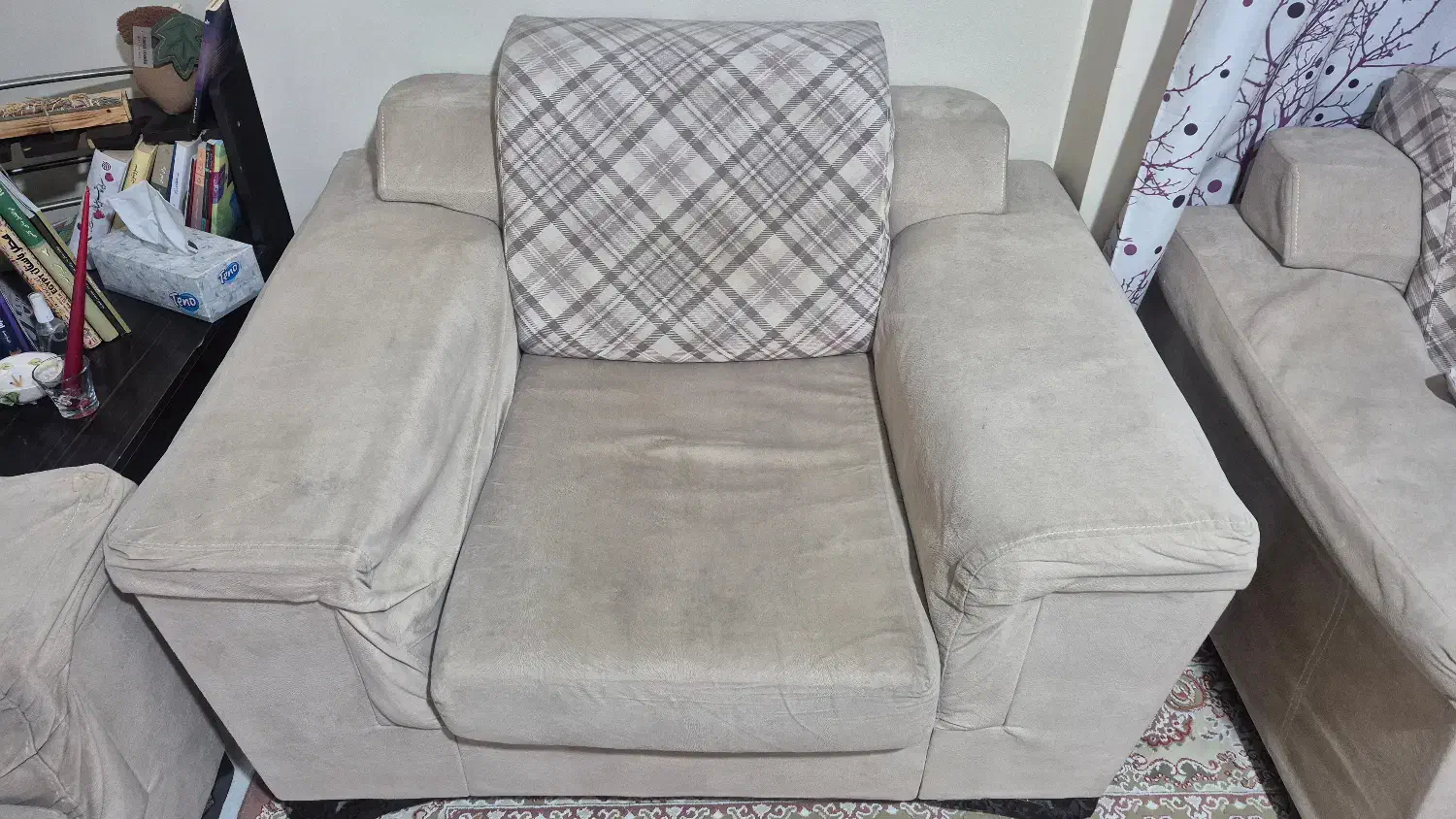 مبل ۴ نفره کرم رنگ به همراه میز وسط و گوشه|مبلمان خانگی و میز عسلی|تهران, مجیدیه|دیوار