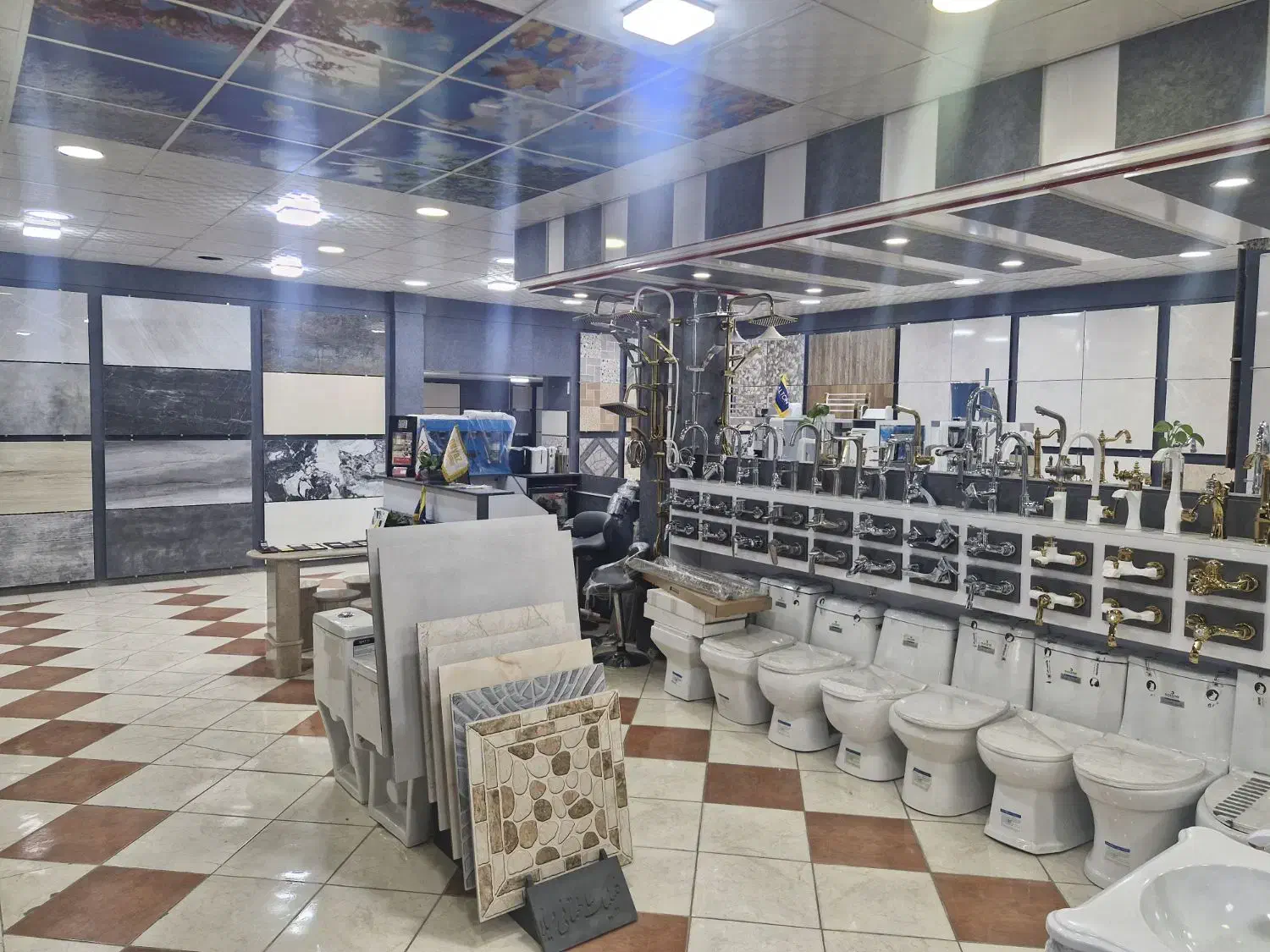 کارگرساده اقا در انبار و فروشگاه کاشی|استخدام خدمات فروشگاه و رستوران|کرمان, |دیوار