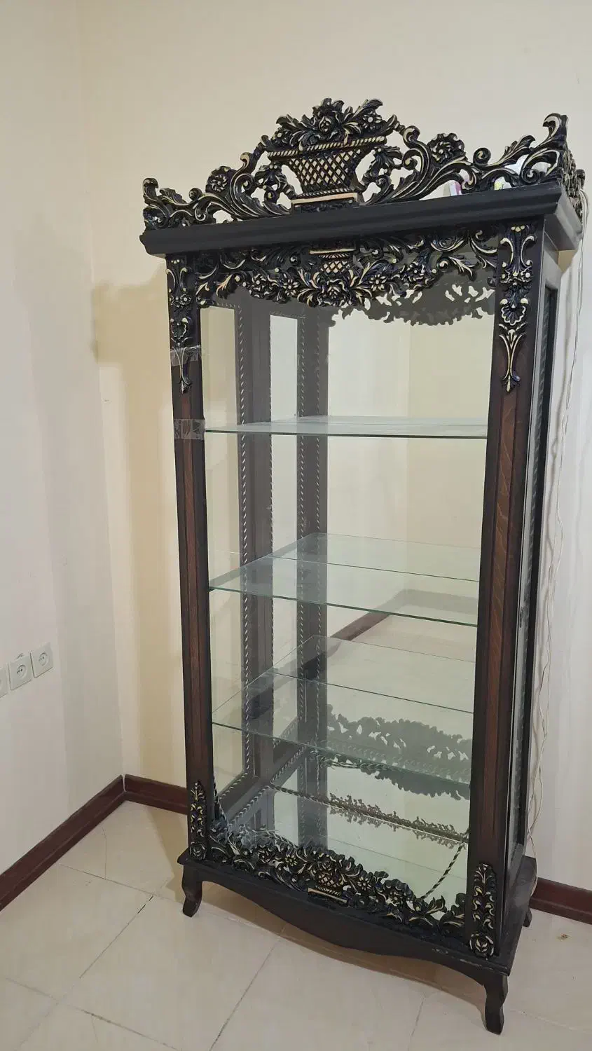 بوفه ویترین دار چوبی تاج دار و چراغ دار|بوفه، ویترین، کنسول|عسلویه, |دیوار