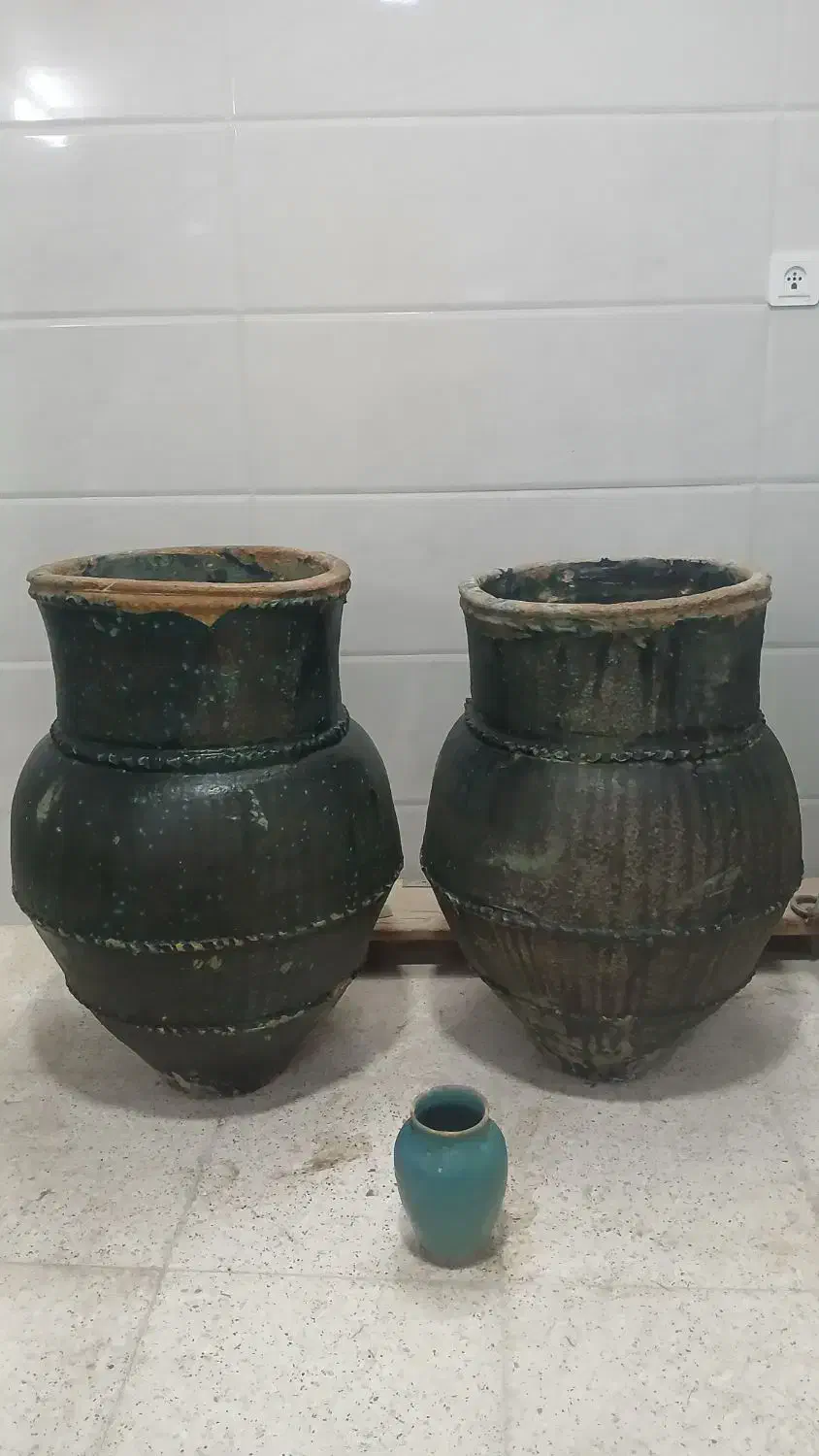 خمره های قدیمی سفالی لاآبدار|کلکسیون اشیاء عتیقه|ابریشم, |دیوار