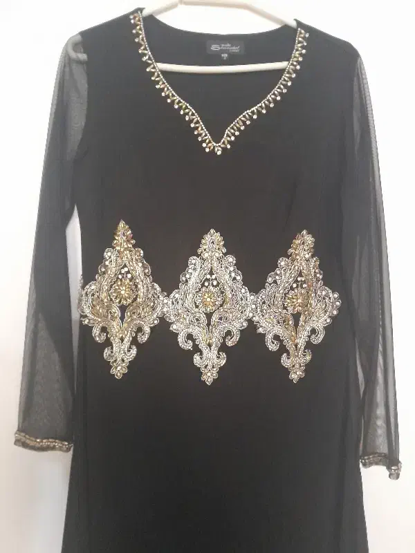 لباس ماکسی سنگدوزی شده|لباس|اندیشه, اندیشه فاز ۱|دیوار