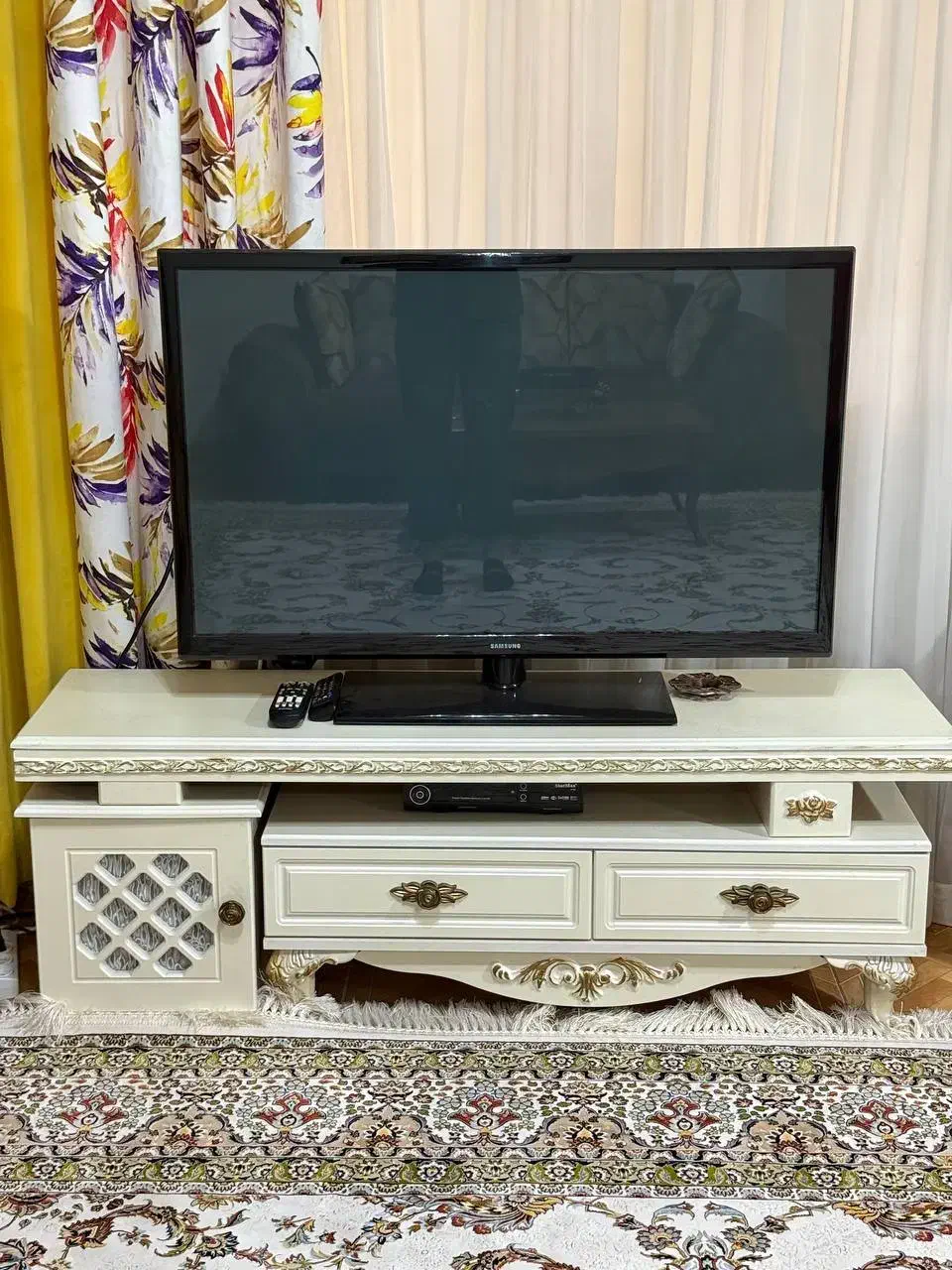 تلویزیون ۴۳|تلویزیون و پروژکتور|کلاچای, |دیوار