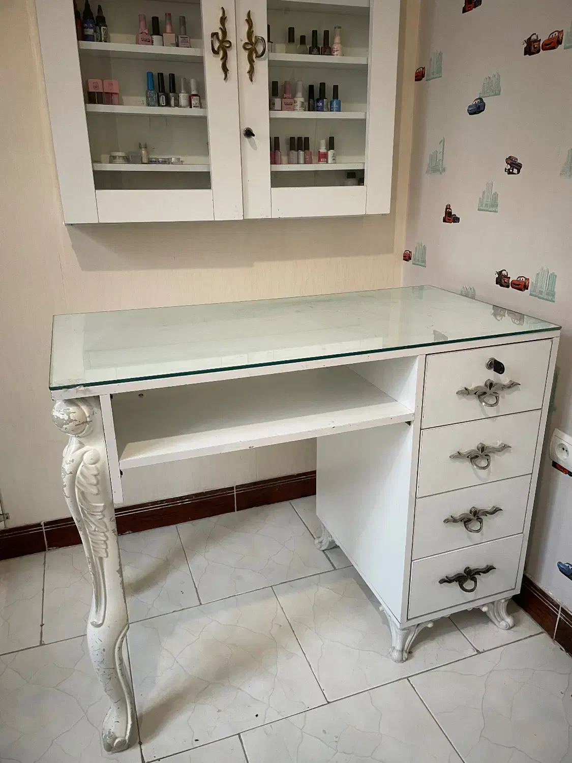 میز ناخن با استند،صندلی تاتو،۱۵۰۰ت|آرایشگاه و سالنهای زیبایی|اندیشه, اندیشه فاز ۱|دیوار